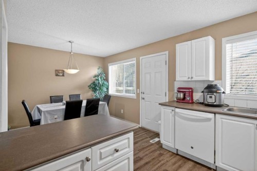 260 Stonemere Place, Chestermere, AB - Indoor Photo Showing Kitchen