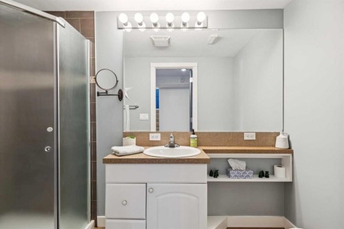 11016 Braton Place Sw, Calgary, AB - Indoor Photo Showing Bathroom