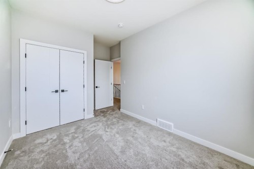 512 Heritage Boulevard, Cochrane, AB - Indoor Photo Showing Other Room