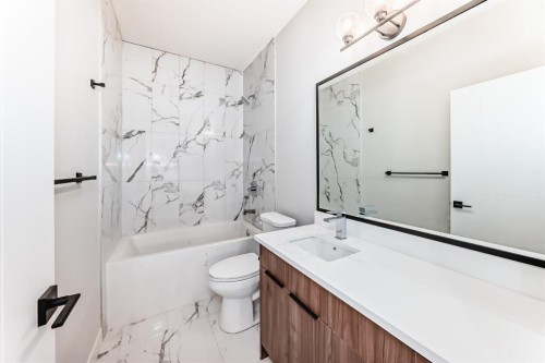 512 Heritage Boulevard, Cochrane, AB - Indoor Photo Showing Bathroom