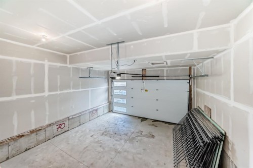 512 Heritage Boulevard, Cochrane, AB - Indoor Photo Showing Garage