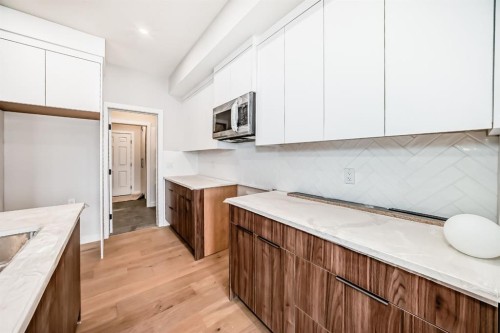 512 Heritage Boulevard, Cochrane, AB - Indoor Photo Showing Kitchen
