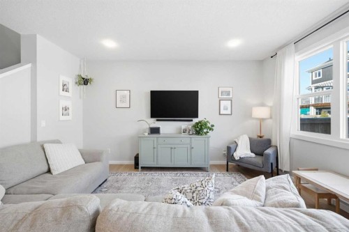 320 Sundown View, Cochrane, AB - Indoor Photo Showing Living Room