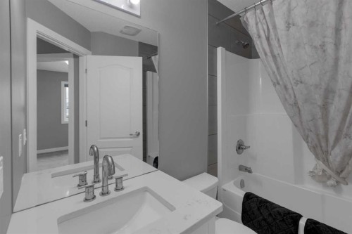 420 Strathcona Circle, Strathmore, AB - Indoor Photo Showing Bathroom