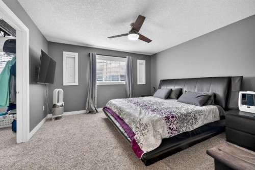 7104 36 Avenue Nw, Calgary, AB - Indoor Photo Showing Bedroom