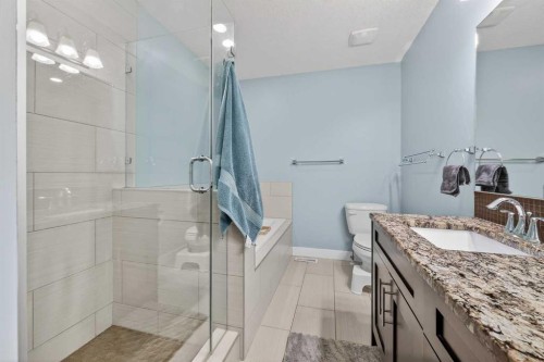 7104 36 Avenue Nw, Calgary, AB - Indoor Photo Showing Bathroom