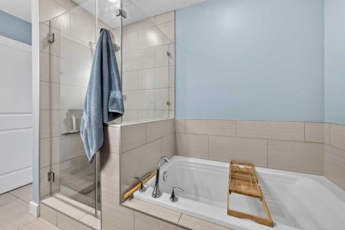 7104 36 Avenue Nw, Calgary, AB - Indoor Photo Showing Bathroom