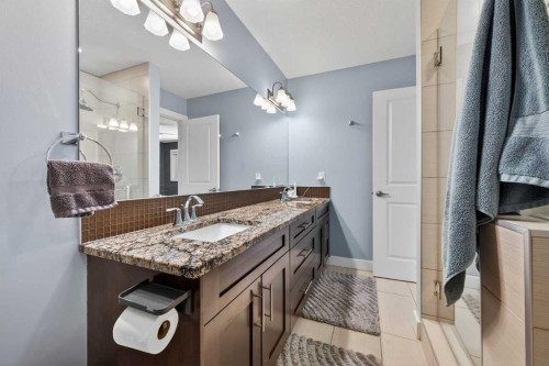 7104 36 Avenue Nw, Calgary, AB - Indoor Photo Showing Bathroom