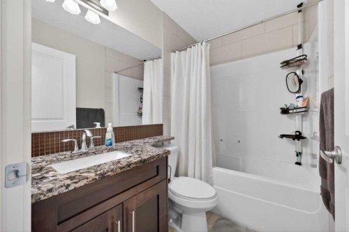 7104 36 Avenue Nw, Calgary, AB - Indoor Photo Showing Bathroom