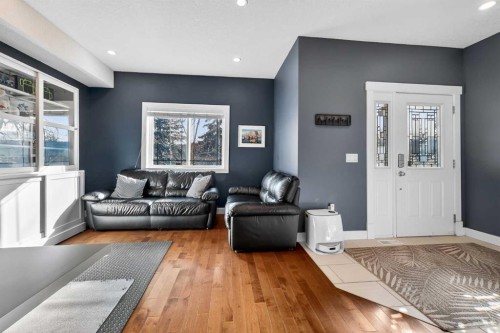 7104 36 Avenue Nw, Calgary, AB - Indoor Photo Showing Living Room