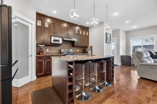 7104 36 Avenue Nw, Calgary, AB - Indoor Photo Showing Kitchen With Upgraded Kitchen