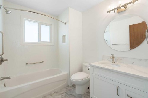 35 Shawmeadows Close Sw, Calgary, AB - Indoor Photo Showing Bathroom