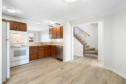 35 Shawmeadows Close Sw, Calgary, AB - Indoor Photo Showing Kitchen