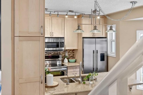 886 Erin Woods Drive Se, Calgary, AB - Indoor Photo Showing Kitchen