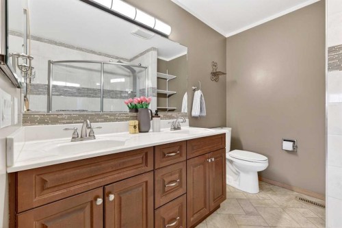 886 Erin Woods Drive Se, Calgary, AB - Indoor Photo Showing Bathroom