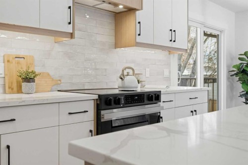 8616 7 Street Sw, Calgary, AB - Indoor Photo Showing Kitchen With Upgraded Kitchen