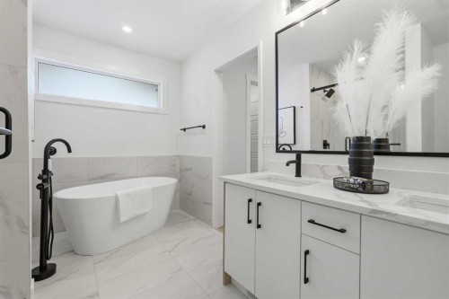 8616 7 Street Sw, Calgary, AB - Indoor Photo Showing Bathroom