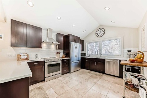 332 Varsity Close Nw, Calgary, AB - Indoor Photo Showing Kitchen