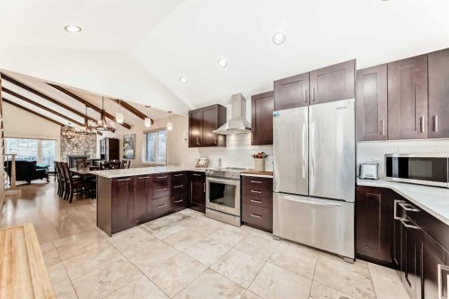 332 Varsity Close Nw, Calgary, AB - Indoor Photo Showing Kitchen With Upgraded Kitchen