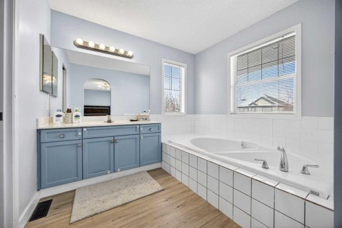 162 Prestwick Landing Se, Calgary, AB - Indoor Photo Showing Bathroom