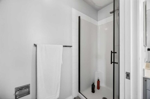 162 Prestwick Landing Se, Calgary, AB - Indoor Photo Showing Bathroom