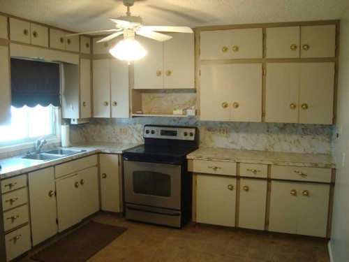 107 2Nd Avenue North, Torrington, AB - Indoor Photo Showing Kitchen With Double Sink