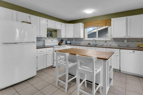 44 Sprucegrove Crescent Se, Airdrie, AB - Indoor Photo Showing Kitchen