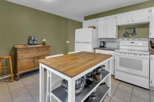 44 Sprucegrove Crescent Se, Airdrie, AB - Indoor Photo Showing Kitchen