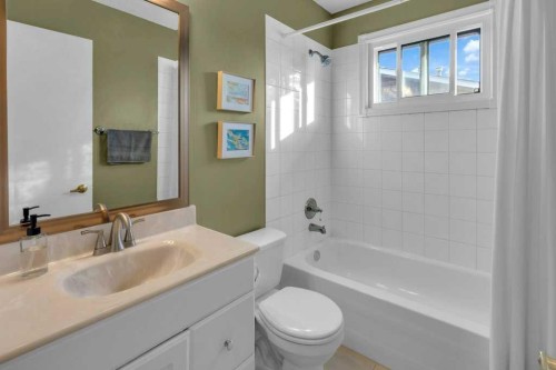 44 Sprucegrove Crescent Se, Airdrie, AB - Indoor Photo Showing Bathroom