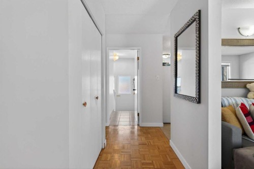 5122 48 Street Nw, Calgary, AB - Indoor Photo Showing Other Room