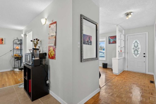 5122 48 Street Nw, Calgary, AB - Indoor Photo Showing Other Room