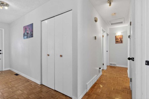 5122 48 Street Nw, Calgary, AB - Indoor Photo Showing Other Room