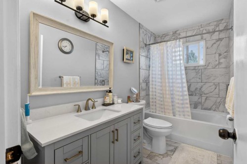 5122 48 Street Nw, Calgary, AB - Indoor Photo Showing Bathroom