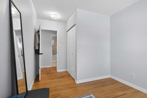 5122 48 Street Nw, Calgary, AB - Indoor Photo Showing Other Room