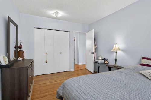 5122 48 Street Nw, Calgary, AB - Indoor Photo Showing Bedroom