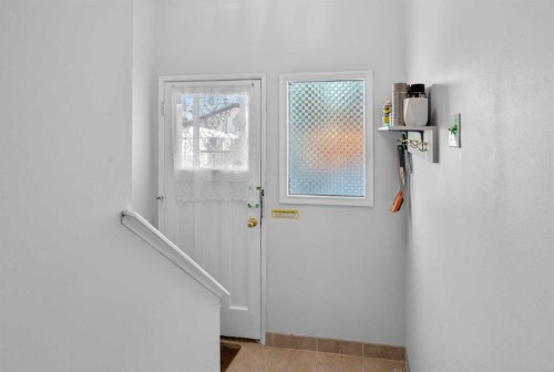 5122 48 Street Nw, Calgary, AB - Indoor Photo Showing Other Room