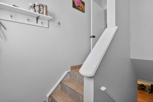 5122 48 Street Nw, Calgary, AB - Indoor Photo Showing Other Room