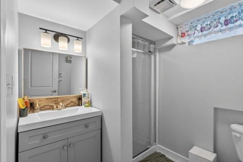 5122 48 Street Nw, Calgary, AB - Indoor Photo Showing Bathroom