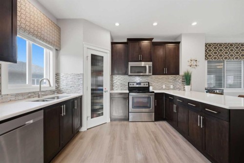 8 Evanscrest Way Nw, Calgary, AB - Indoor Photo Showing Kitchen With Stainless Steel Kitchen With Double Sink With Upgraded Kitchen