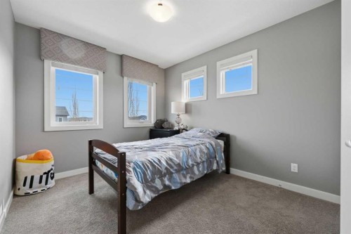8 Evanscrest Way Nw, Calgary, AB - Indoor Photo Showing Bedroom