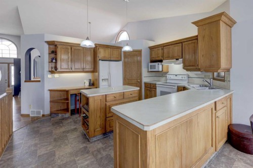 232 Hampshire Place Nw, Calgary, AB - Indoor Photo Showing Kitchen With Double Sink