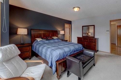 232 Hampshire Place Nw, Calgary, AB - Indoor Photo Showing Bedroom