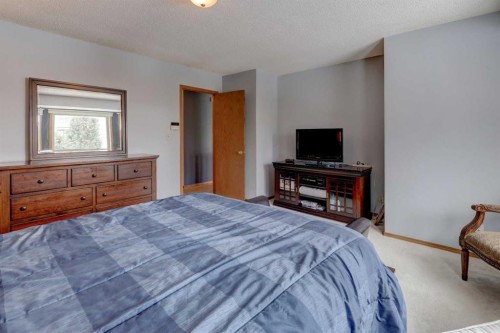 232 Hampshire Place Nw, Calgary, AB - Indoor Photo Showing Bedroom