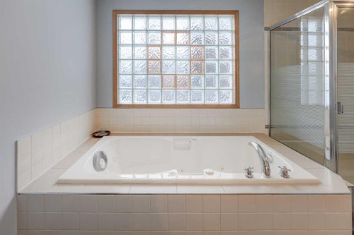 232 Hampshire Place Nw, Calgary, AB - Indoor Photo Showing Bathroom