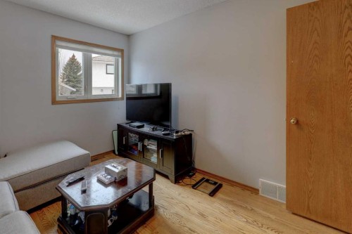 232 Hampshire Place Nw, Calgary, AB - Indoor Photo Showing Living Room