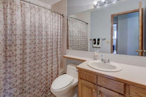 232 Hampshire Place Nw, Calgary, AB - Indoor Photo Showing Bathroom