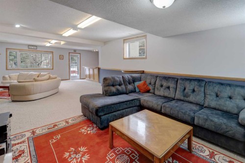 232 Hampshire Place Nw, Calgary, AB - Indoor Photo Showing Living Room