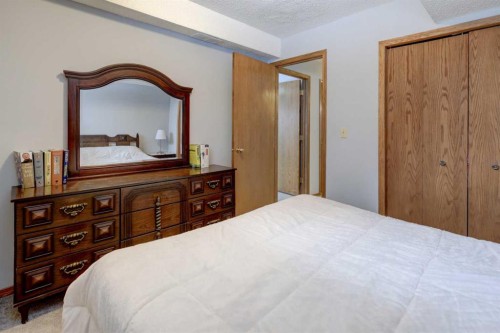 232 Hampshire Place Nw, Calgary, AB - Indoor Photo Showing Bedroom