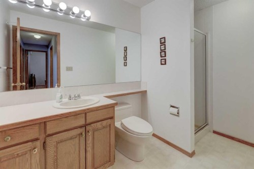 232 Hampshire Place Nw, Calgary, AB - Indoor Photo Showing Bathroom