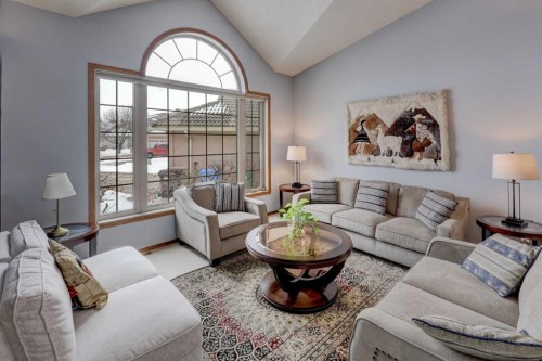 232 Hampshire Place Nw, Calgary, AB - Indoor Photo Showing Living Room